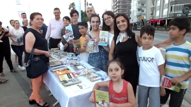MERSİN Çocuklar, kitap satıp sokak hayvanları için mama