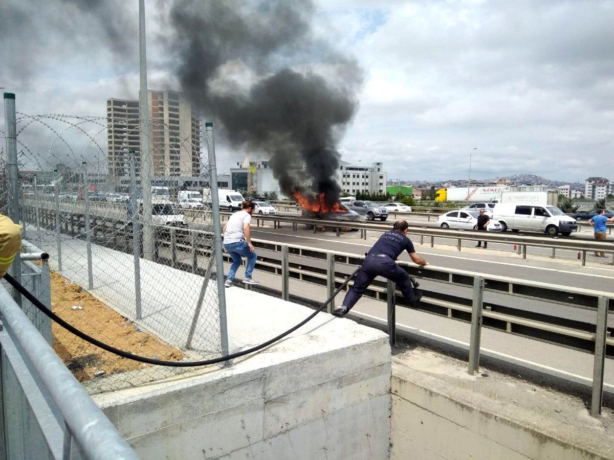 TEM otoyolunda lüks cip alev alev yandı