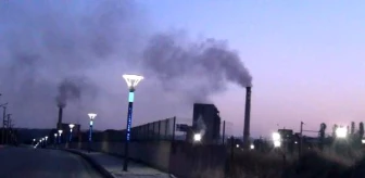 Termik santralin bacasından çıkan yoğun dumana tepki