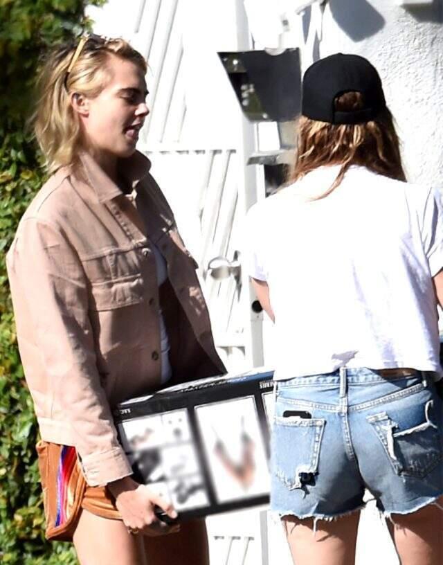 Ünlü model Cara Delevingne ve oyuncu sevgilisi Ashley Benson nişanlandı