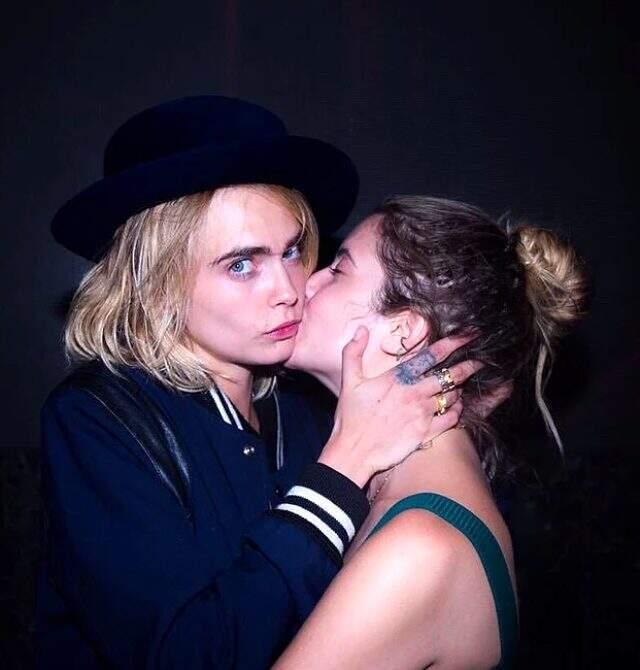 Ünlü model Cara Delevingne ve oyuncu sevgilisi Ashley Benson nişanlandı