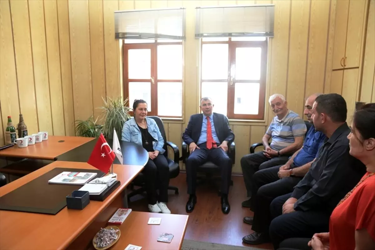 Vali Doruk'tan Türk Kızılay ile Yeşilay Derneğine viyaret