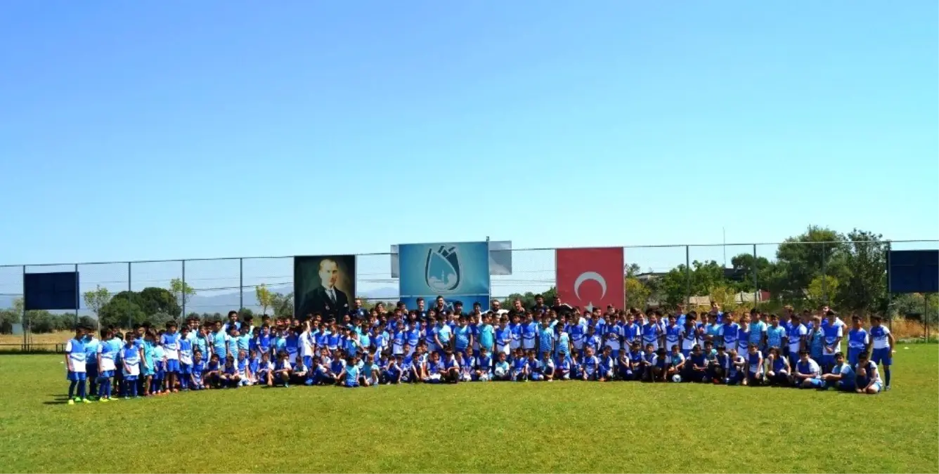 Yunusemre'nin futbol kursuna yoğun ilgi