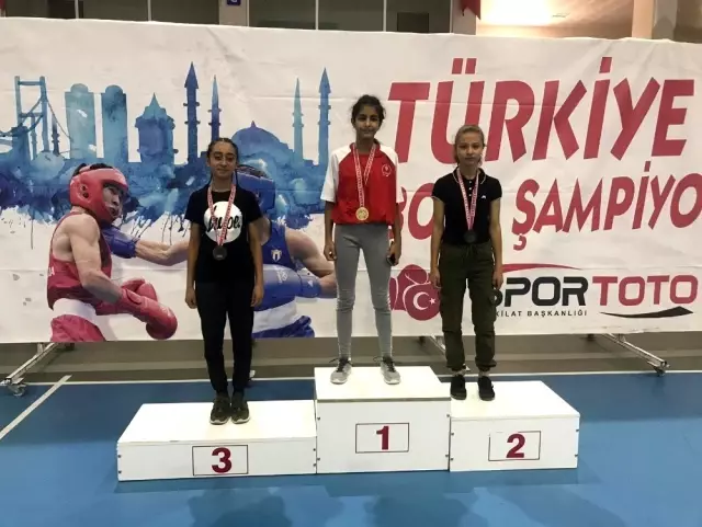 13 yaşındaki Denizlili boksör Türkiye 3.'sü oldu
