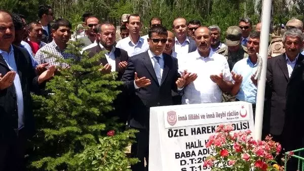 15 Temmuz şehidi polis, Van'daki kabri başında anıldı