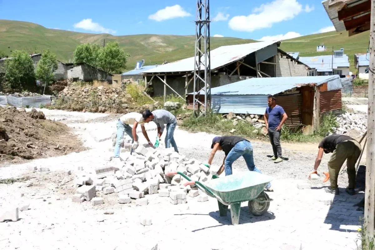 Aziziye'de kilit taşı mesaisi