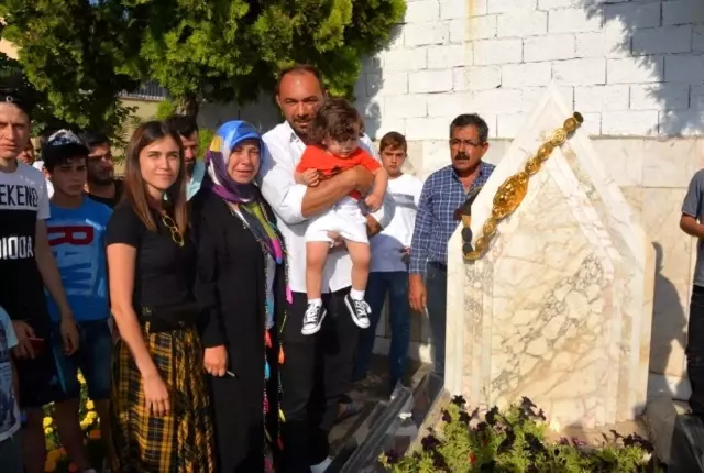 Başpehlivan Gürbüz, altın kemeri ile babasının mezarında Başpehlivan Gürbüz, altın kemeri ile babasının mezarında