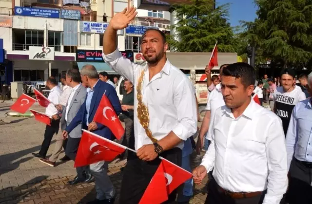 Başpehlivan Gürbüz, altın kemeri ile babasının mezarında Başpehlivan Gürbüz, altın kemeri ile babasının mezarında