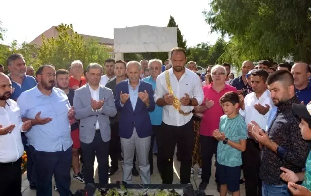 Başpehlivan Gürbüz, altın kemeri ile babasının mezarında Başpehlivan Gürbüz, altın kemeri ile babasının mezarında