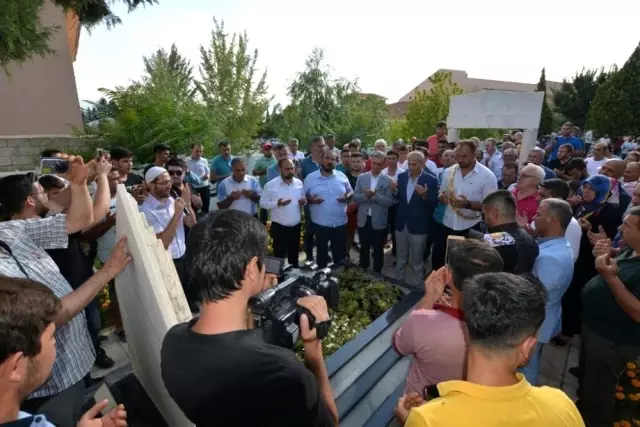 Başpehlivan Gürbüz, altın kemeri ile babasının mezarında Başpehlivan Gürbüz, altın kemeri ile babasının mezarında