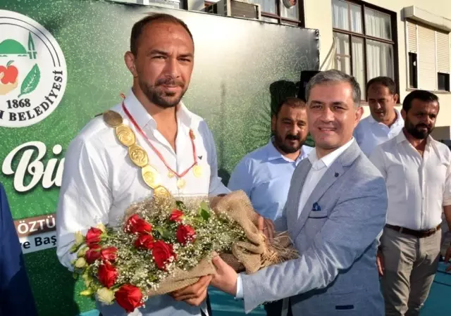 Başpehlivan Gürbüz, altın kemeri ile babasının mezarında Başpehlivan Gürbüz, altın kemeri ile babasının mezarında