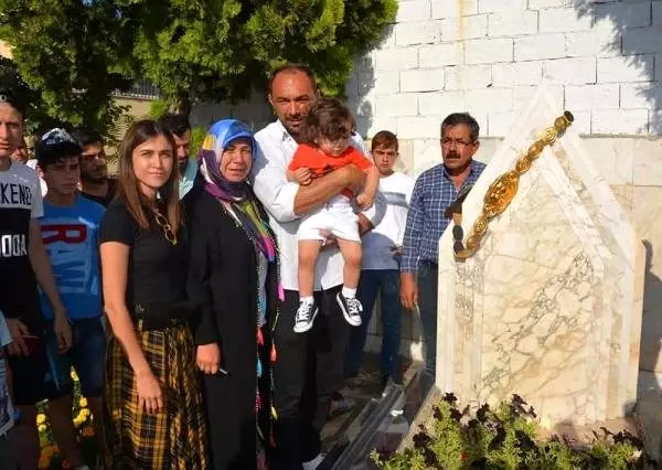Başpehlivan Gürbüz, babasının kabrini ziyaret etti Başpehlivan Gürbüz, babasının kabrini ziyaret etti