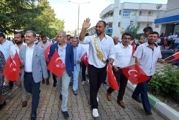 Başpehlivan Gürbüz, babasının kabrini ziyaret etti Başpehlivan Gürbüz, babasının kabrini ziyaret etti