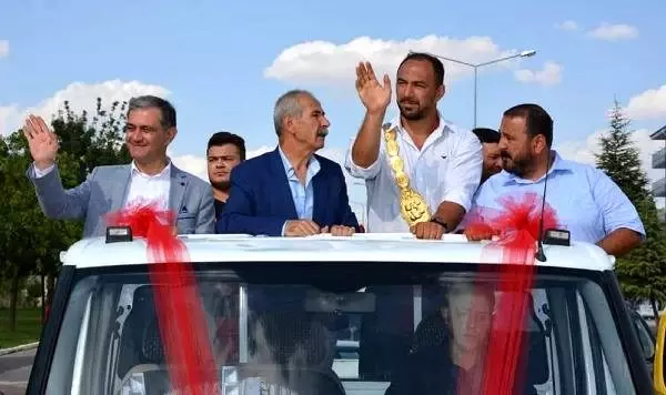 Başpehlivan Gürbüz, babasının kabrini ziyaret etti Başpehlivan Gürbüz, babasının kabrini ziyaret etti