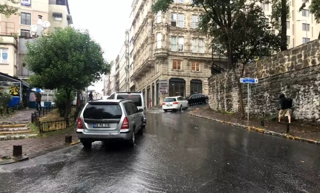 Beyoğlu'nda istediği ücreti alamayan taksici, kadın turisti darp etti Beyoğlu'nda istediği ücreti alamayan taksici, kadın turisti darp etti