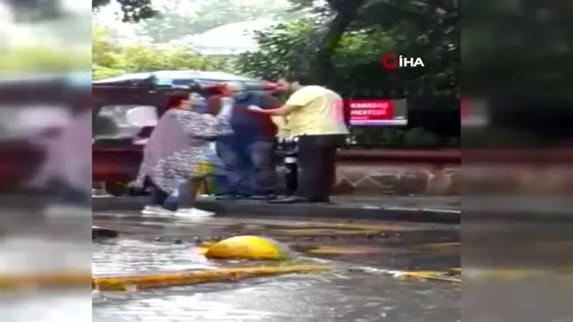 Beyoğlu'nda ücreti alamayan taksici, kadın turisti darp etti Beyoğlu'nda ücreti alamayan taksici, kadın turisti darp etti