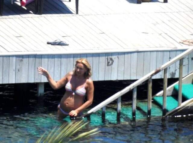Bikinili fotoğraflarındaki göbeği dikkat çeken Pınar Altuğ hamile mi?