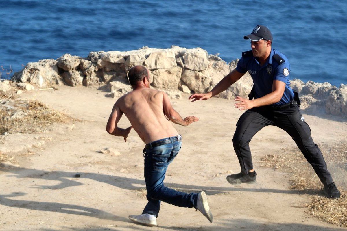 Bunalıma giren adam, cebindeki parayı yakıp intihara kalkıştı