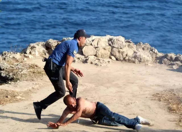 Bunalıma giren adam, cebindeki parayı yakıp intihara kalkıştı Bunalıma giren adam, cebindeki parayı yakıp intihara kalkıştı