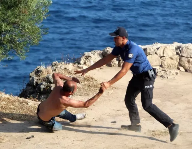 Bunalıma giren adam, cebindeki parayı yakıp intihara kalkıştı Bunalıma giren adam, cebindeki parayı yakıp intihara kalkıştı