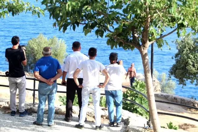 Bunalıma giren adam, cebindeki parayı yakıp intihara kalkıştı Bunalıma giren adam, cebindeki parayı yakıp intihara kalkıştı