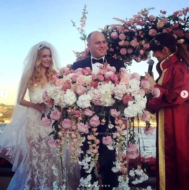 Ciner Medya Grubu'nun patronu Turgay Ciner'in oğlu Atilla Ciner, oyuncu Gözde Türkpençe ile dünyaevine girdi!