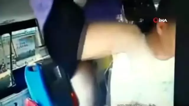 Çinli Kadın Otobüs Şoförünü Tekmeledi
