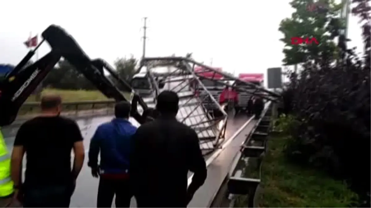 Çorum'da fırtına çatıları uçurdu, yön tabelalarını devirdi