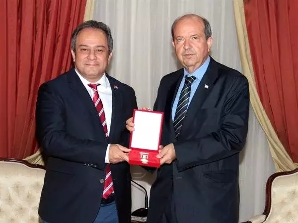 Eşi ve 3 çocuğu Rumlarca katledilen binbaşının oğluna KKTC Milli Mücadele madalyası