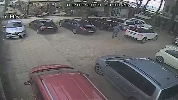2 şüpheli, döviz bürosundan çıkan İranlı iş adamına tuzak kurup 40 bin dolarını çaldı 2 şüpheli, döviz bürosundan çıkan İranlı iş adamına tuzak kurup 40 bin dolarını çaldı