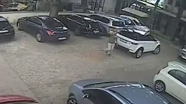 2 şüpheli, döviz bürosundan çıkan İranlı iş adamına tuzak kurup 40 bin dolarını çaldı 2 şüpheli, döviz bürosundan çıkan İranlı iş adamına tuzak kurup 40 bin dolarını çaldı