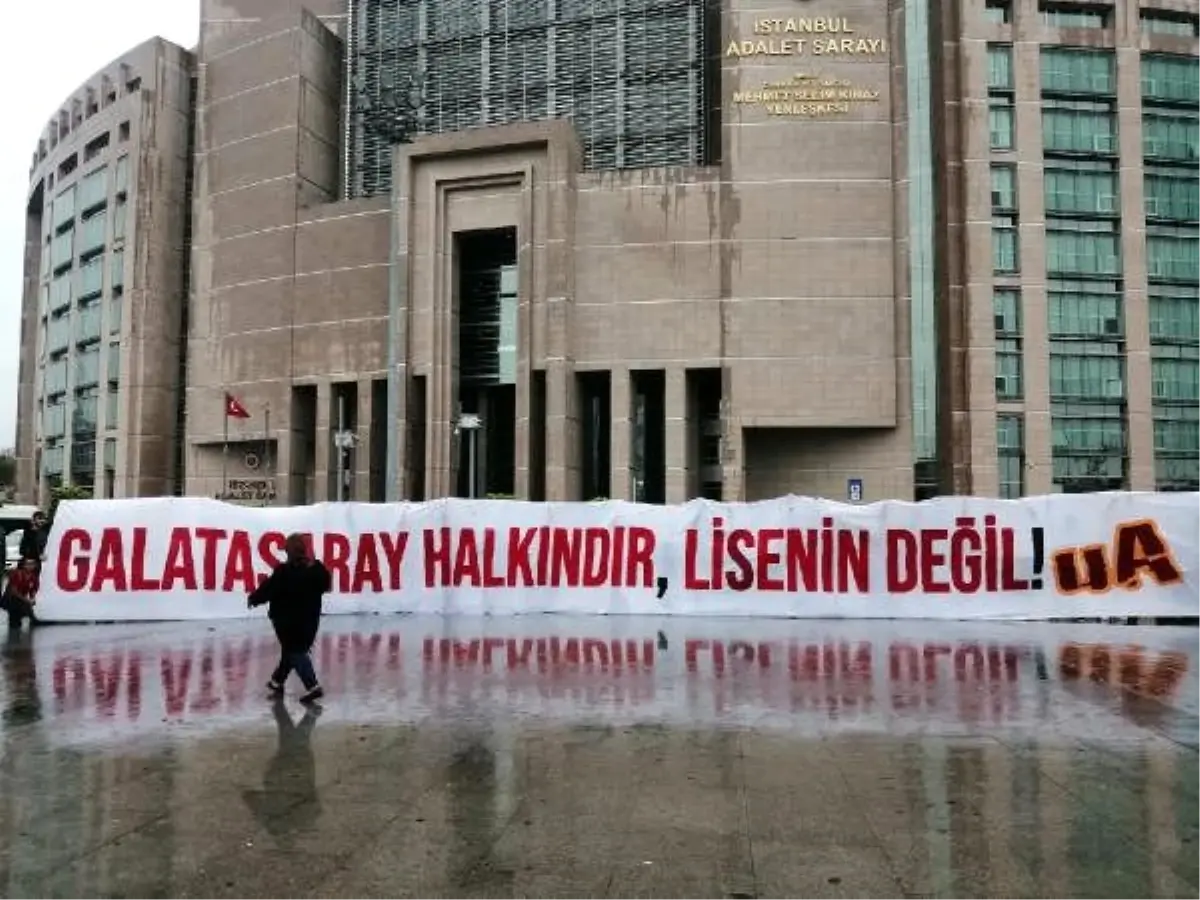 Galatasaray'ın davası için Ultraslan adliyeye geldi