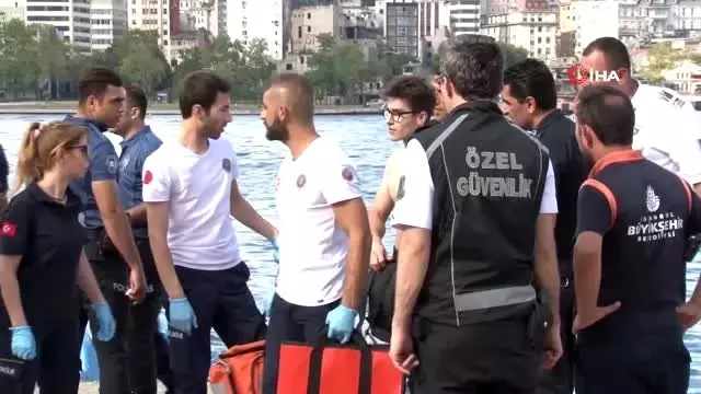 Genç adam, Haliç'te denize atlayan genç kızı peşinden atlayarak kurtardı Genç adam, Haliç'te denize atlayan genç kızı peşinden atlayarak kurtardı