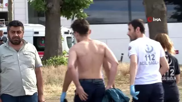 Genç adam, Haliç'te denize atlayan genç kızı peşinden atlayarak kurtardı Genç adam, Haliç'te denize atlayan genç kızı peşinden atlayarak kurtardı