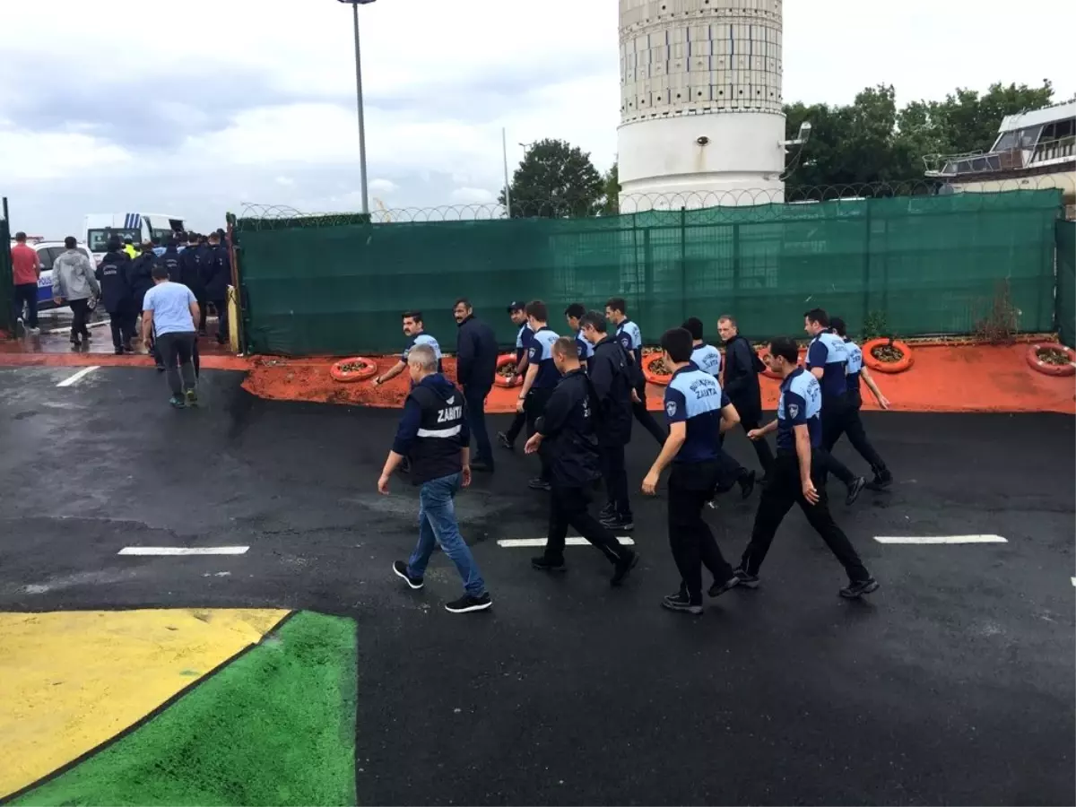 İBB ekipleri boğazda yüzlerce hayat kurtaran Genç Denizciler Dayanışma Derneği'ni tahliye etti