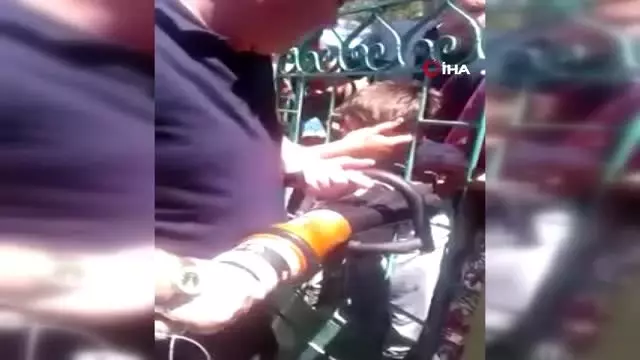 Kafası parmaklıklara sıkışan çocuğu itfaiye ekipleri kurtardı
