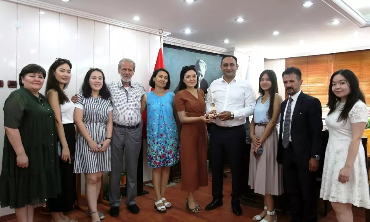 Kazak öğrencilerden Başkan Yılmaz'a ziyaret