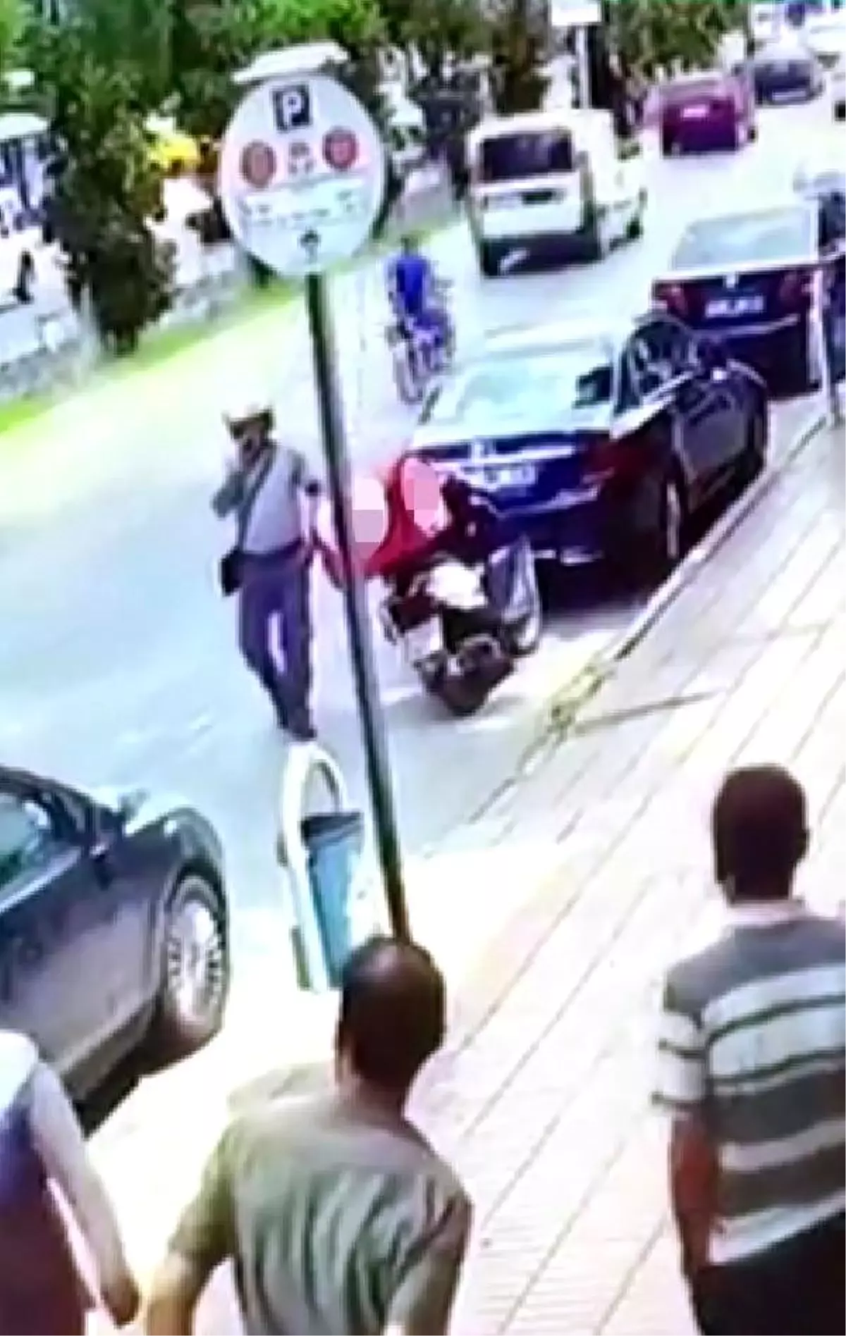 Kuryenin motosikletinden sipariş yemekleri çaldı