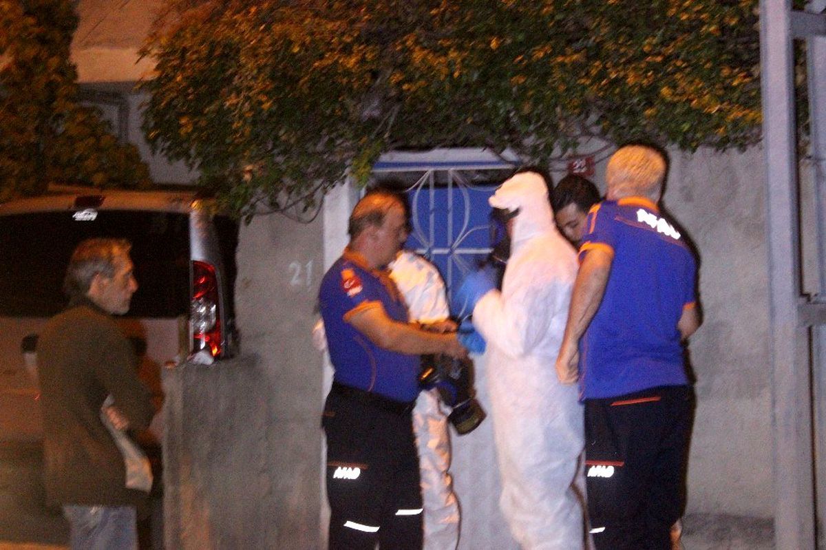 Camı kırarak eve giren polisler, kötü kokudan dolayı cesedi gaz maskesiyle çıkardı