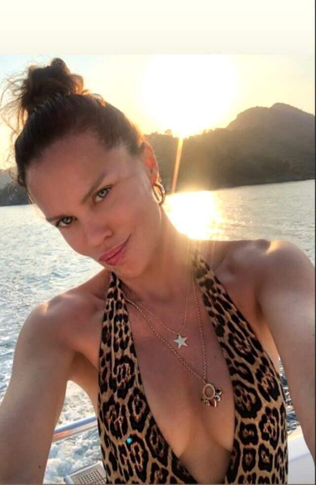 Mayolu fotoğraf paylaşan Ebru Şallı alay konusu oldu