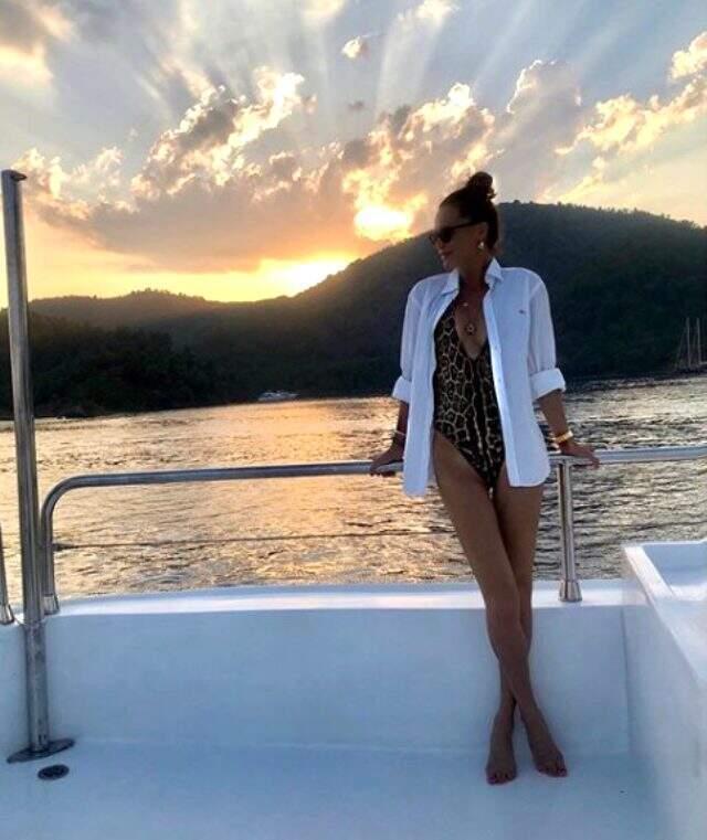 Mayolu fotoğraf paylaşan Ebru Şallı alay konusu oldu