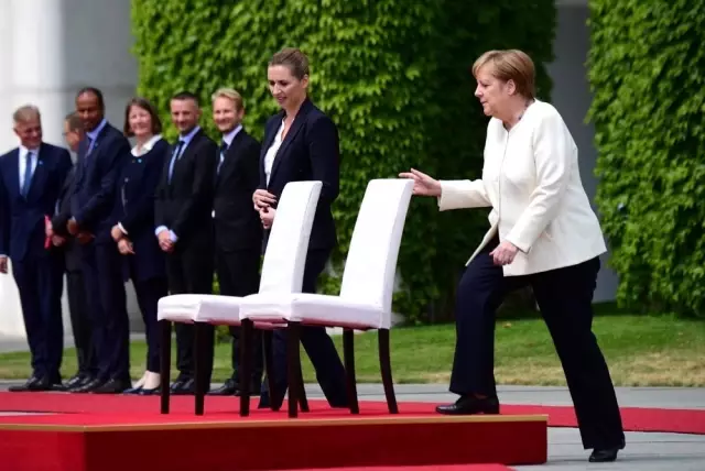 Merkel'in titremesini önlemek için sandalyeye başvuruldu