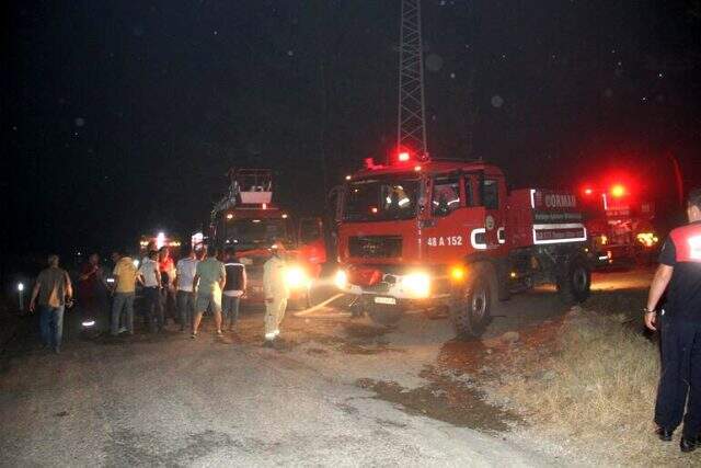Muğla'daki orman yangını 250 hektarlık alana yayıldı, iki köy boşaltıldı