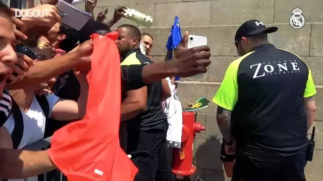 Real Madrid'in kadrosu Montreal'deki hayranlarıyla buluşuyor Real Madrid'in kadrosu Montreal'deki hayranlarıyla buluşuyor