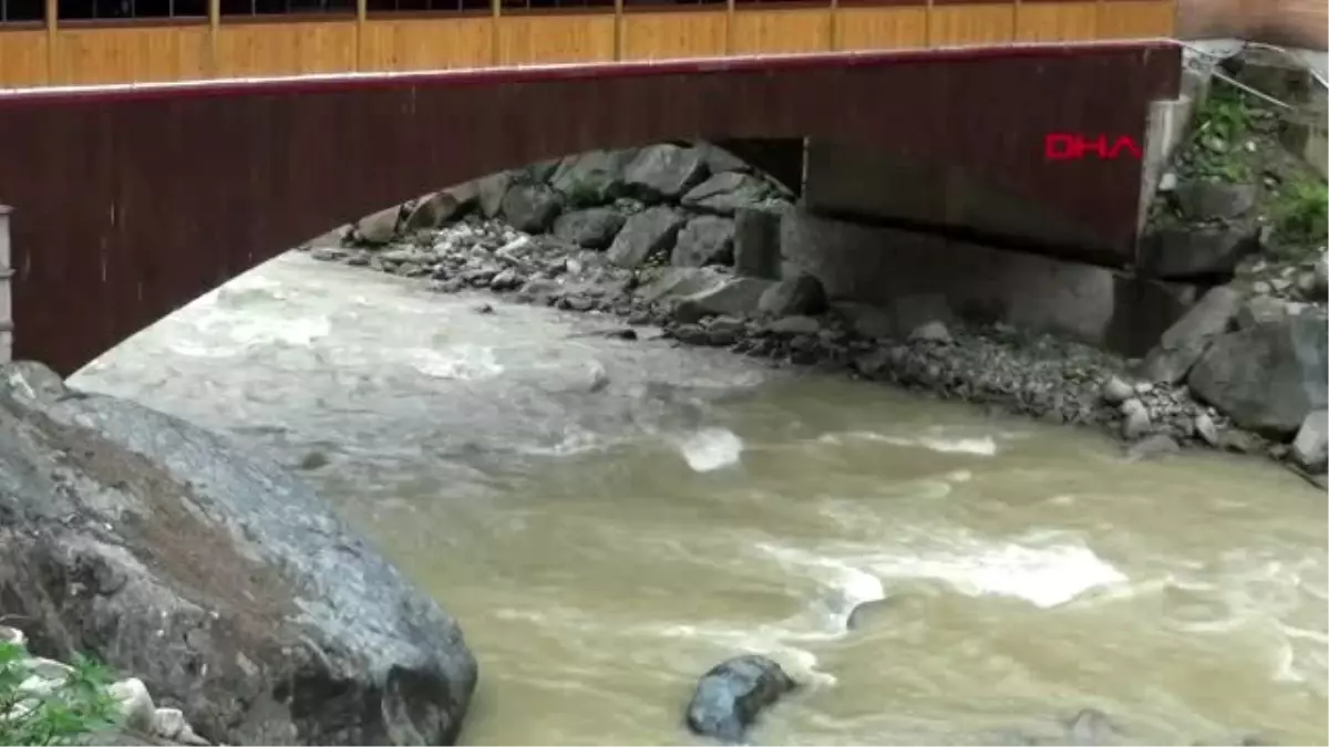 RİZE Ormana köprü üzerindeki restoranın içinden geçerek ulaşıyorlar