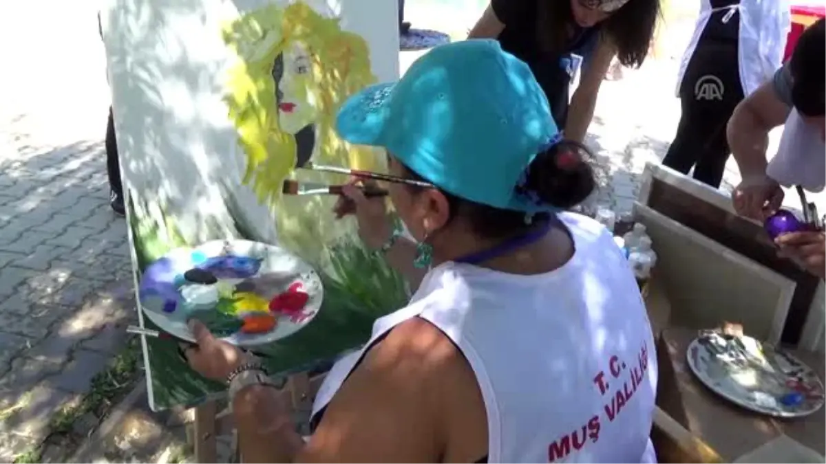 Sanatçılar Muş'un tarihi yerlerini resmetti