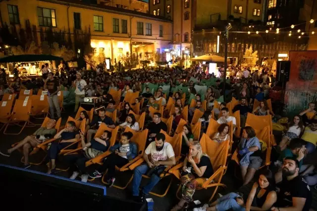 Sesli betimleme ile açık havada engelsiz sinema keyfi Sesli betimleme ile açık havada engelsiz sinema keyfi