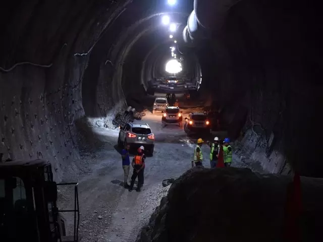 Vali Hasan Karahan 4 kenti birbirine bağlayacak, Honaz Tüneli'nin tamamlanan sol tüpünden araçla...