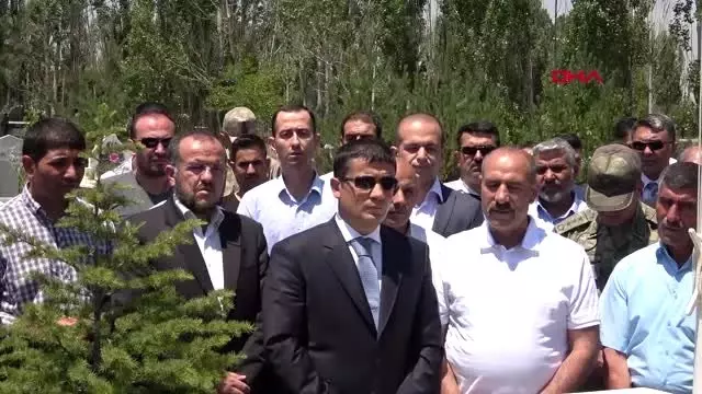 VAN 15 Temmuz şehidi polis, Van’daki kabri başında anıldı
