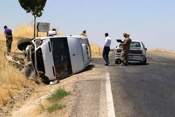Yolcu minibüsü, otomobile çarptı: 12 yaralı